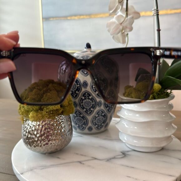 Quay Level Up Tortoise Frame / Smoke Taupe Polarized Lens - Picture 6 of 6